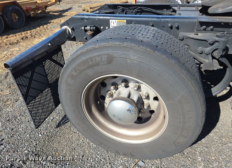 image for item EI4144 2022 Kenworth T680 semi truck