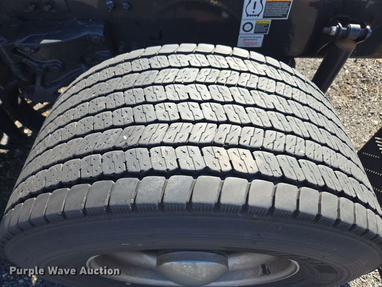 image for item EI4144 2022 Kenworth T680 semi truck