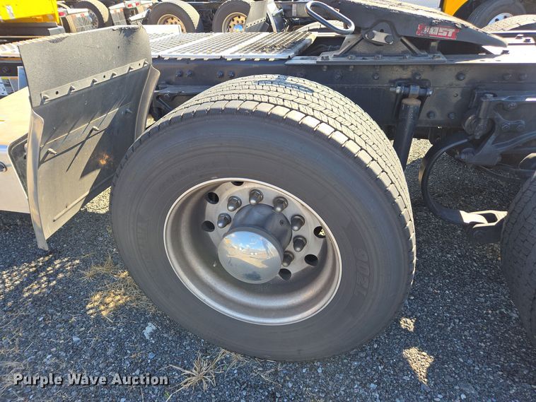 image for item EI4144 2022 Kenworth T680 semi truck