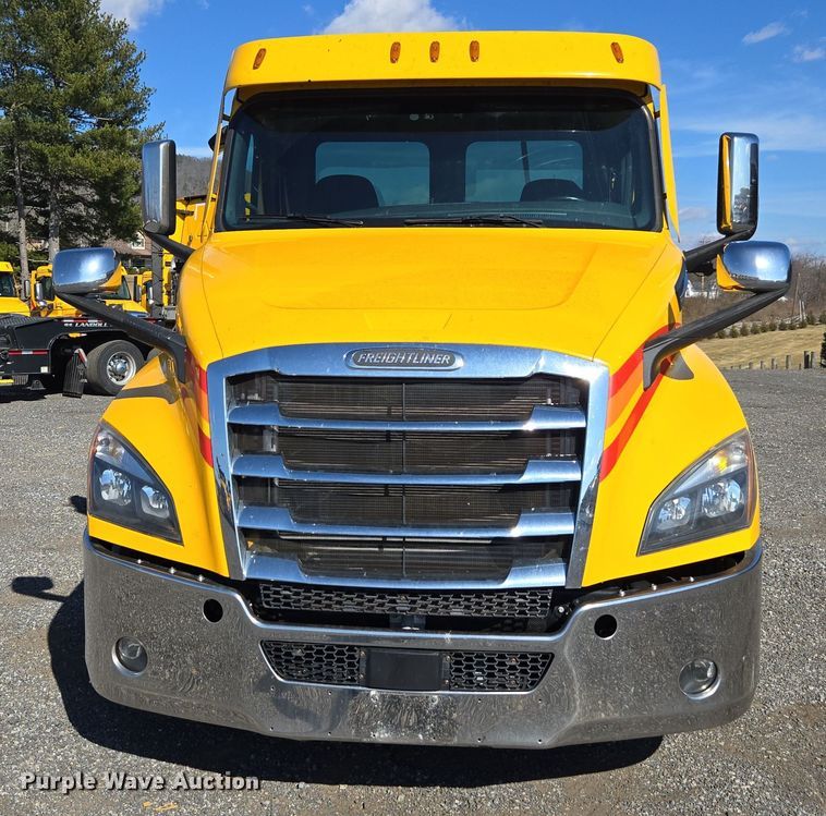 image for item EI4145 2021 Freightliner Cascadia semi truck