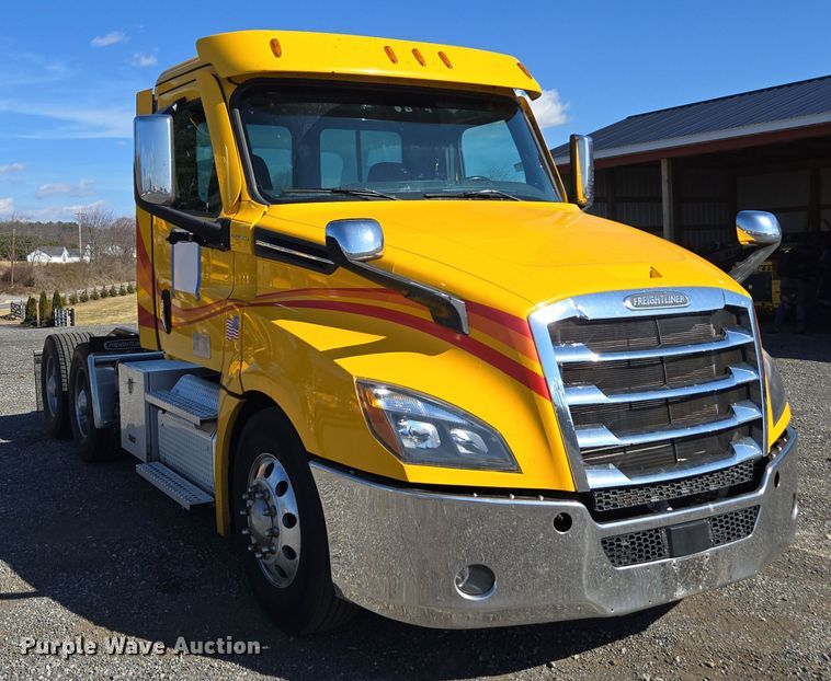 image for item EI4145 2021 Freightliner Cascadia semi truck