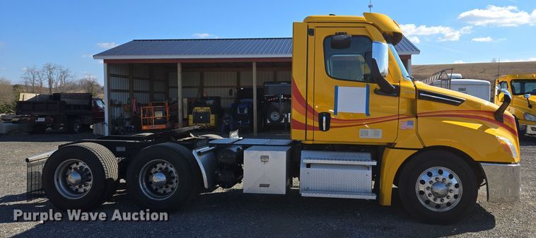 image for item EI4145 2021 Freightliner Cascadia semi truck