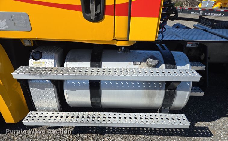 image for item EI4145 2021 Freightliner Cascadia semi truck