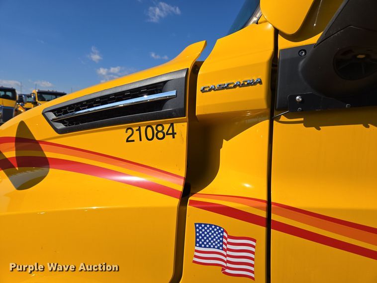 image for item EI4145 2021 Freightliner Cascadia semi truck