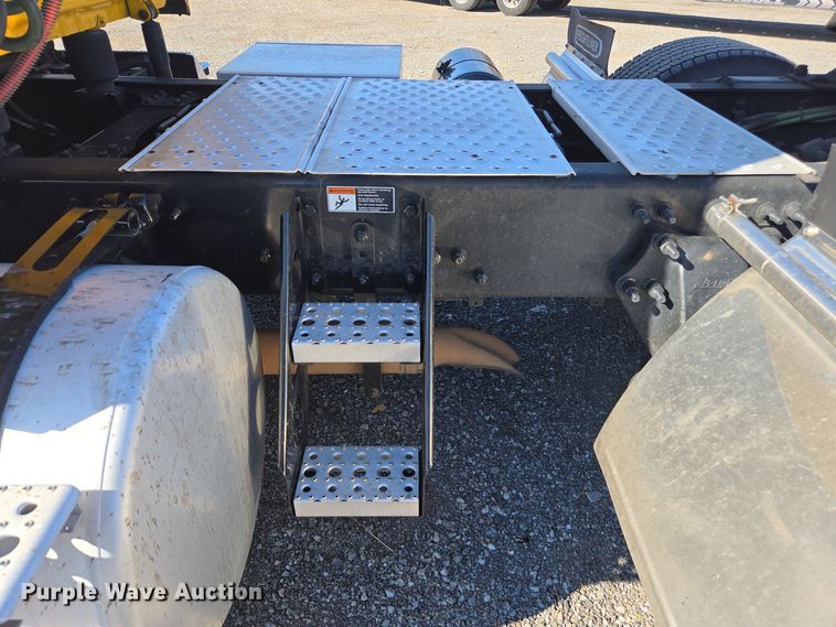 image for item EI4145 2021 Freightliner Cascadia semi truck