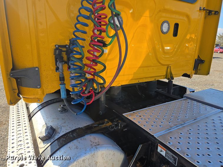 image for item EI4145 2021 Freightliner Cascadia semi truck