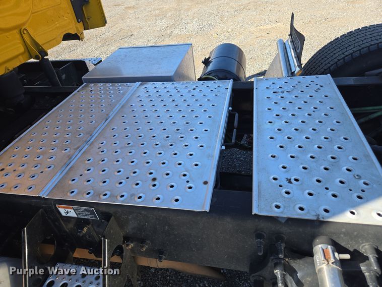 image for item EI4145 2021 Freightliner Cascadia semi truck