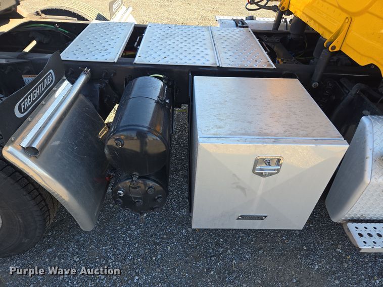 image for item EI4145 2021 Freightliner Cascadia semi truck