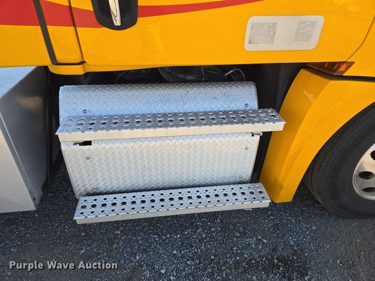 image for item EI4145 2021 Freightliner Cascadia semi truck