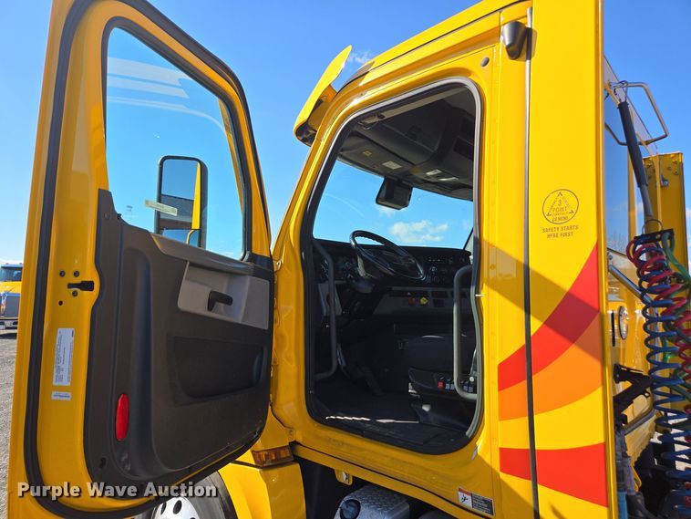 image for item EI4145 2021 Freightliner Cascadia semi truck