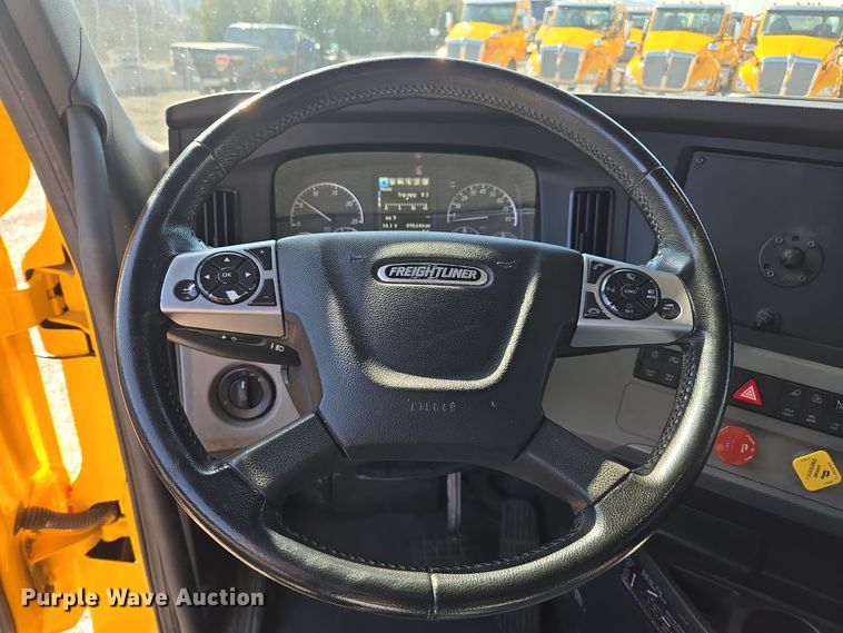 image for item EI4145 2021 Freightliner Cascadia semi truck