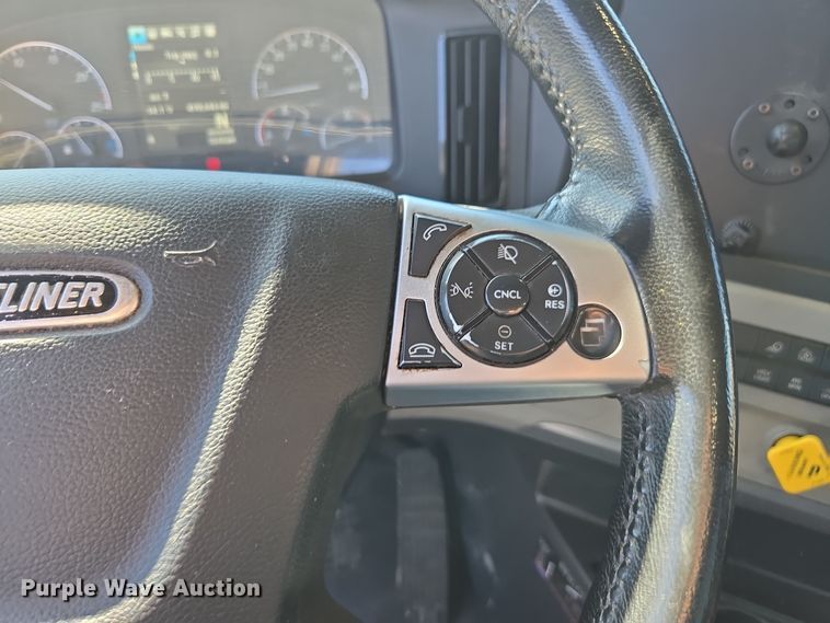 image for item EI4145 2021 Freightliner Cascadia semi truck