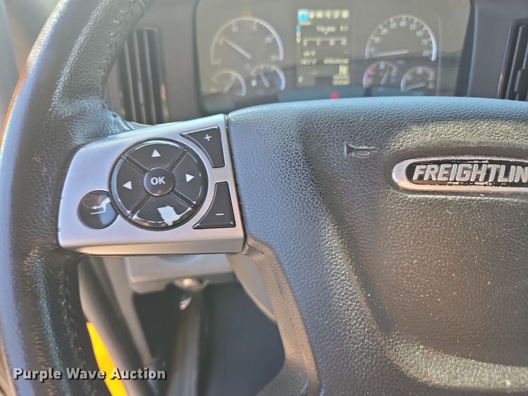 image for item EI4145 2021 Freightliner Cascadia semi truck