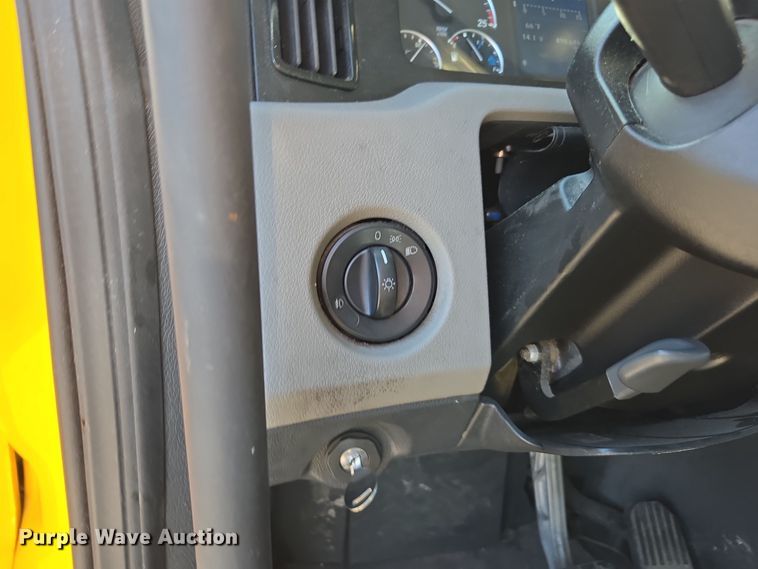 image for item EI4145 2021 Freightliner Cascadia semi truck