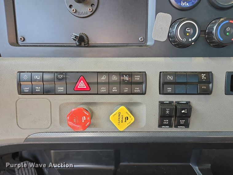 image for item EI4145 2021 Freightliner Cascadia semi truck