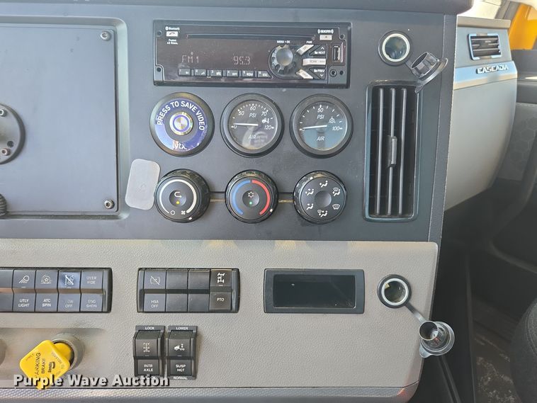 image for item EI4145 2021 Freightliner Cascadia semi truck