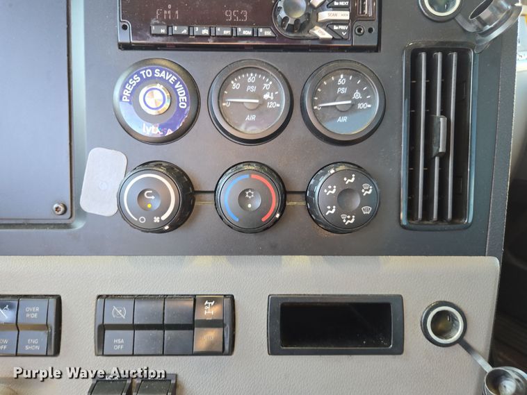 image for item EI4145 2021 Freightliner Cascadia semi truck