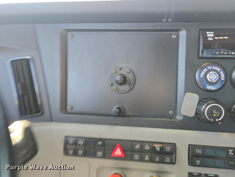 image for item EI4145 2021 Freightliner Cascadia semi truck