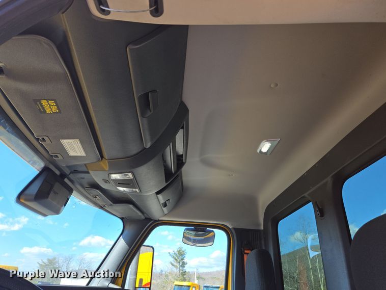 image for item EI4145 2021 Freightliner Cascadia semi truck