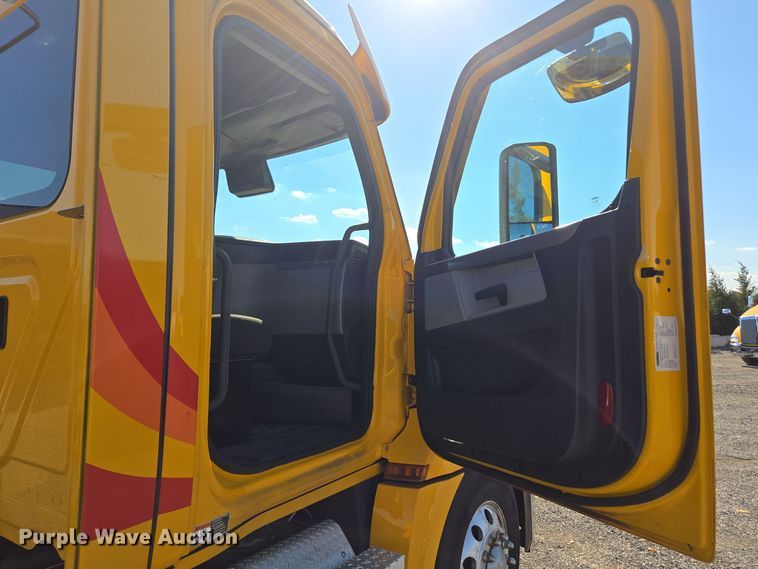 image for item EI4145 2021 Freightliner Cascadia semi truck