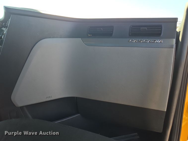 image for item EI4145 2021 Freightliner Cascadia semi truck