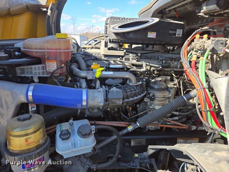 image for item EI4145 2021 Freightliner Cascadia semi truck