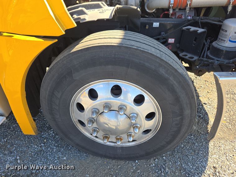 image for item EI4145 2021 Freightliner Cascadia semi truck