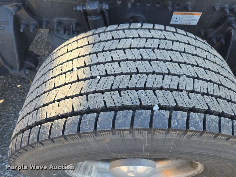 image for item EI4145 2021 Freightliner Cascadia semi truck