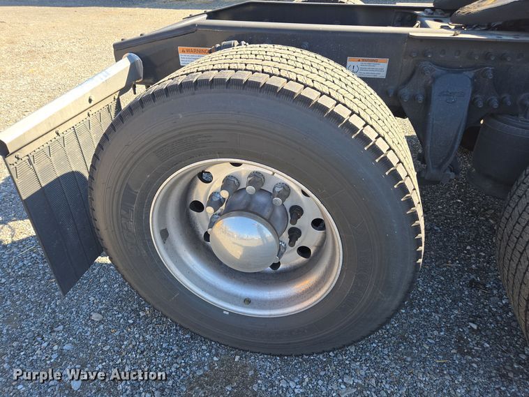 image for item EI4145 2021 Freightliner Cascadia semi truck