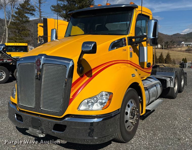 image for item EI4146 2021 Kenworth T680 semi truck