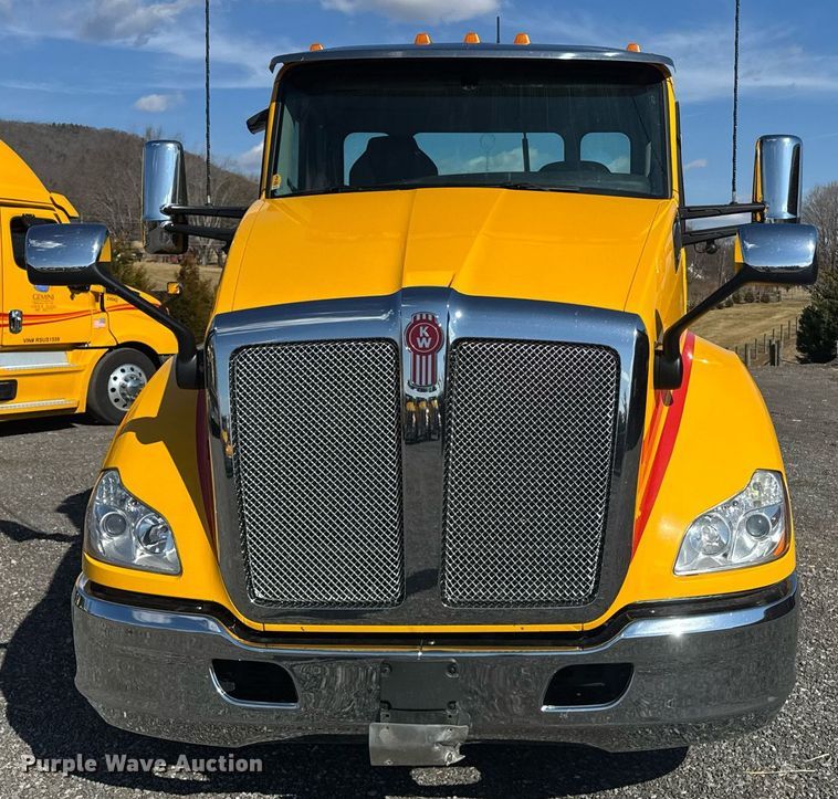 image for item EI4146 2021 Kenworth T680 semi truck