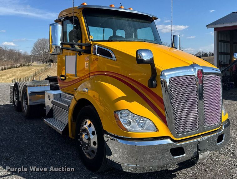 image for item EI4146 2021 Kenworth T680 semi truck