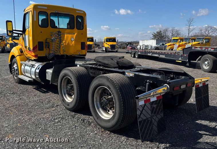 image for item EI4146 2021 Kenworth T680 semi truck