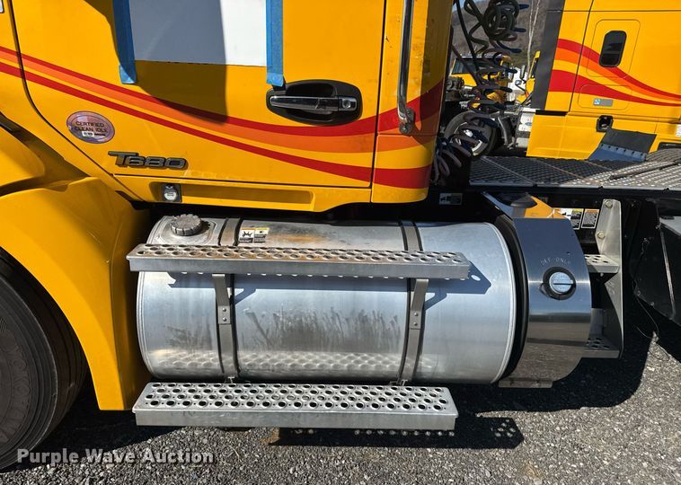 image for item EI4146 2021 Kenworth T680 semi truck