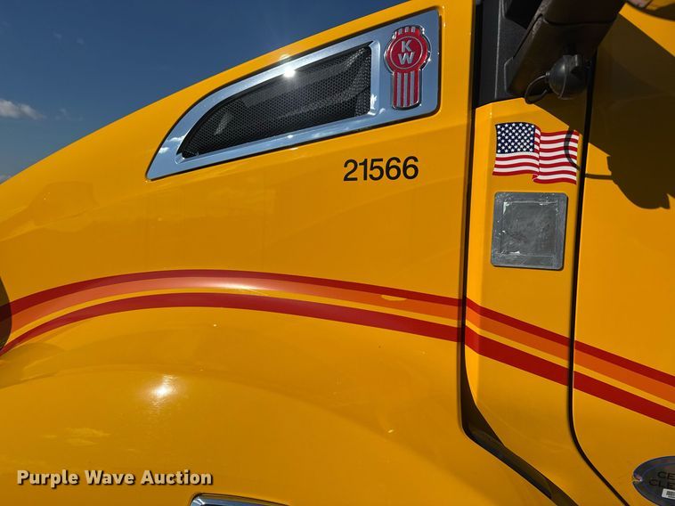 image for item EI4146 2021 Kenworth T680 semi truck