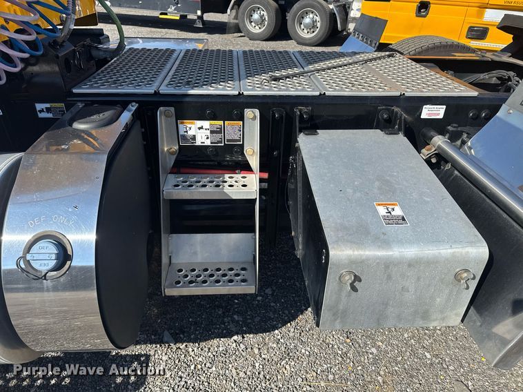 image for item EI4146 2021 Kenworth T680 semi truck