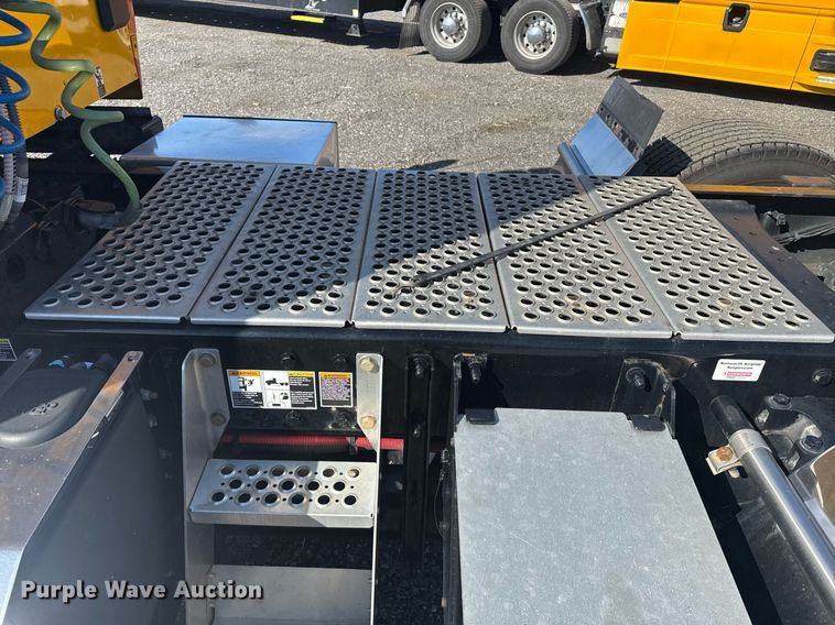 image for item EI4146 2021 Kenworth T680 semi truck