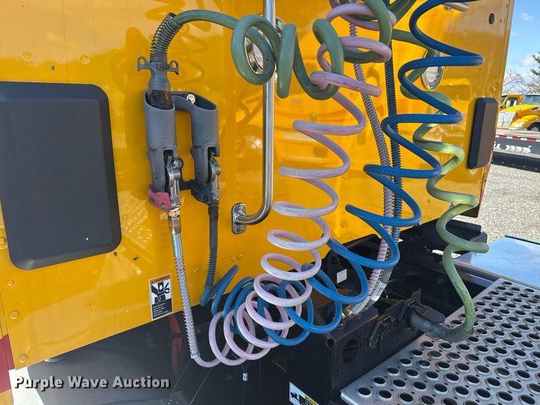 image for item EI4146 2021 Kenworth T680 semi truck