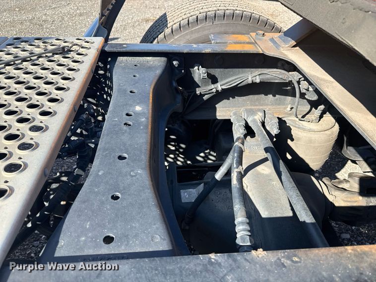 image for item EI4146 2021 Kenworth T680 semi truck