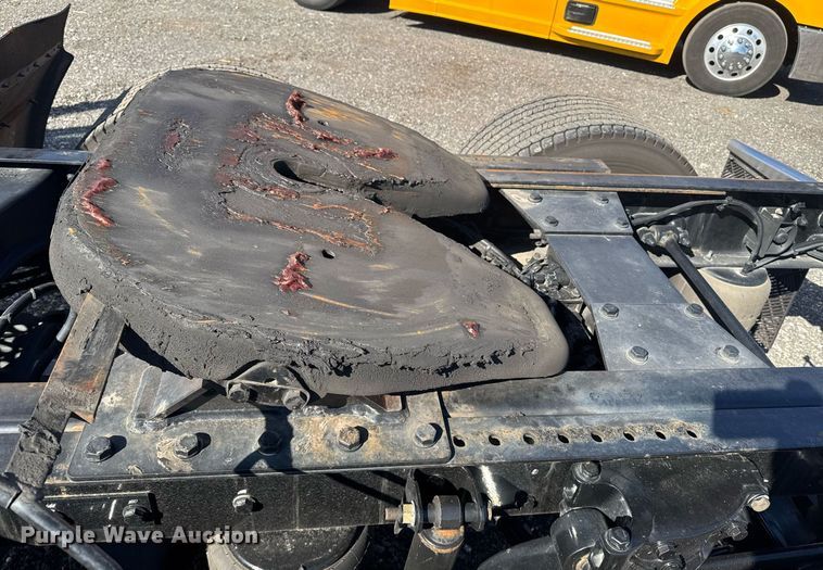 image for item EI4146 2021 Kenworth T680 semi truck