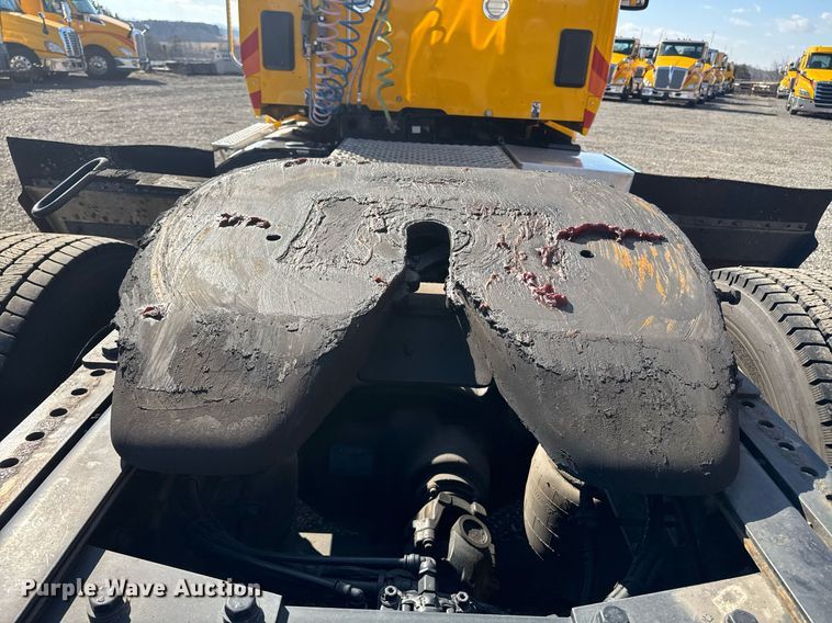 image for item EI4146 2021 Kenworth T680 semi truck