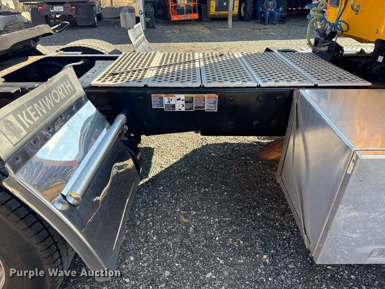 image for item EI4146 2021 Kenworth T680 semi truck