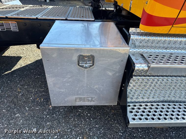 image for item EI4146 2021 Kenworth T680 semi truck