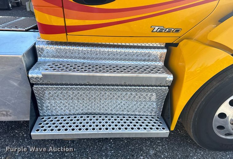 image for item EI4146 2021 Kenworth T680 semi truck