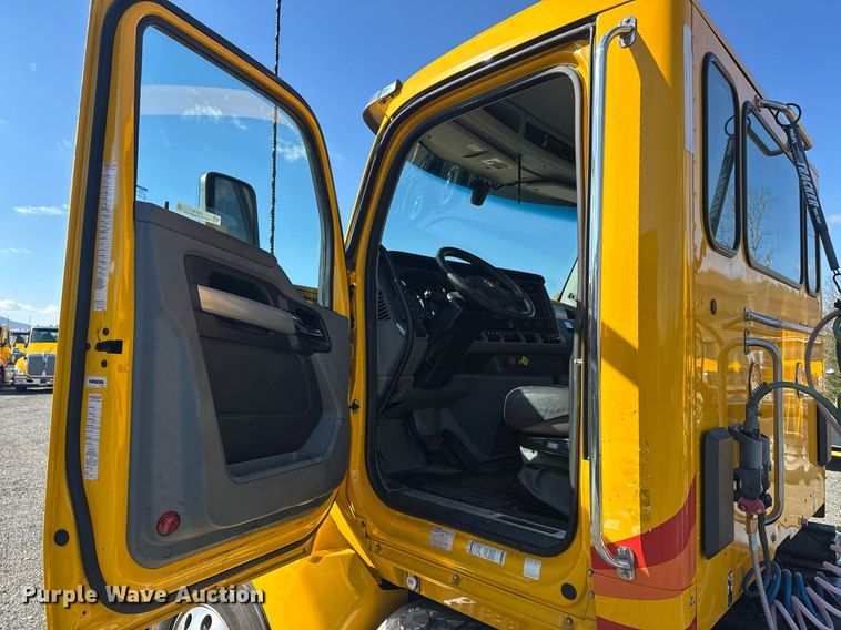 image for item EI4146 2021 Kenworth T680 semi truck