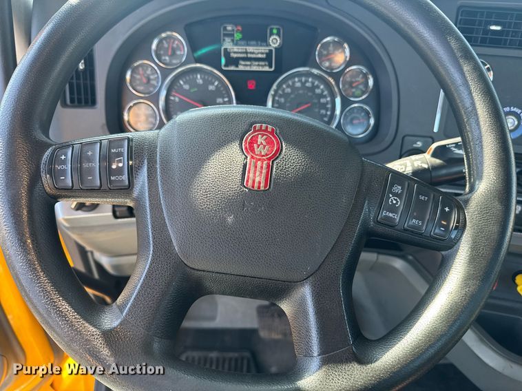 image for item EI4146 2021 Kenworth T680 semi truck