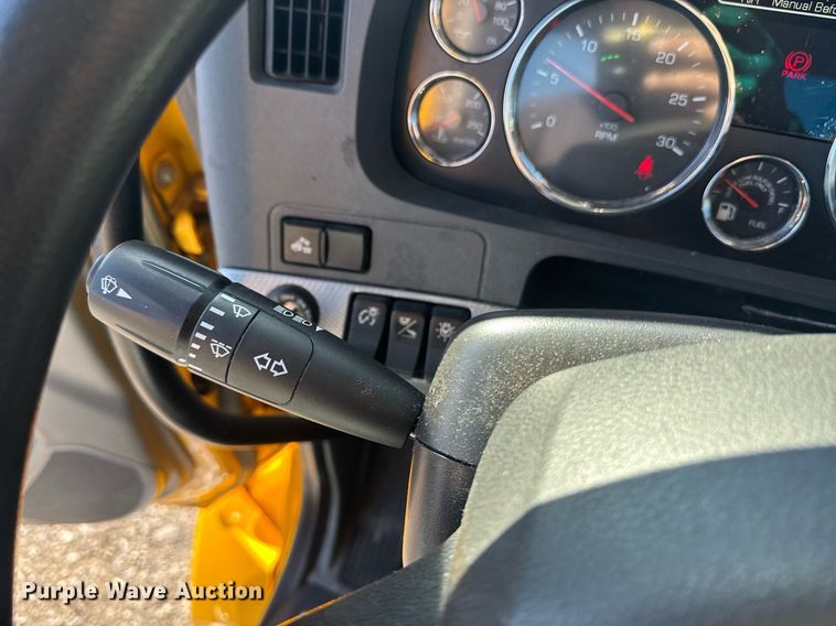 image for item EI4146 2021 Kenworth T680 semi truck