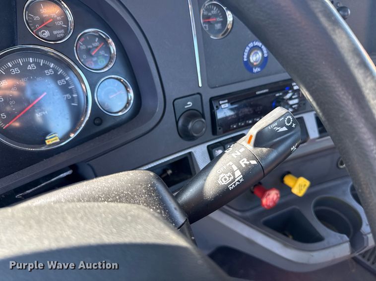 image for item EI4146 2021 Kenworth T680 semi truck