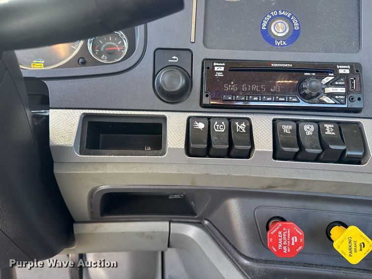 image for item EI4146 2021 Kenworth T680 semi truck