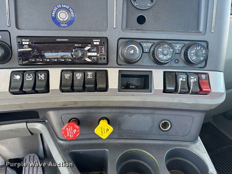 image for item EI4146 2021 Kenworth T680 semi truck